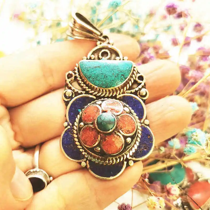Pendentif fait main en cuivre incrusté de pierres colorées - e-thnic