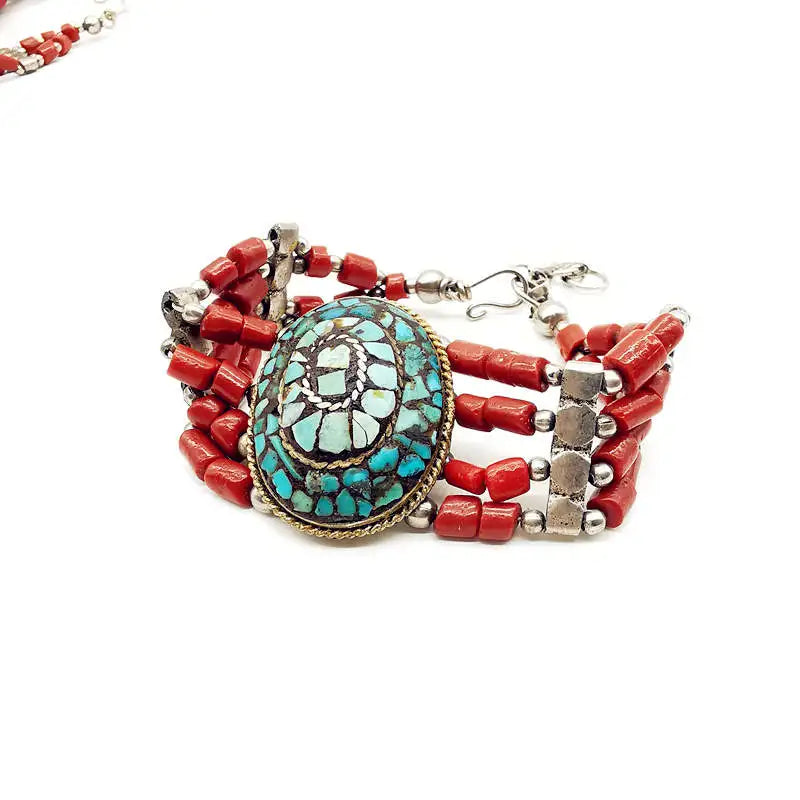 Bracelet- Perles rouges en verre avec pendentif en laiton - e-thnic