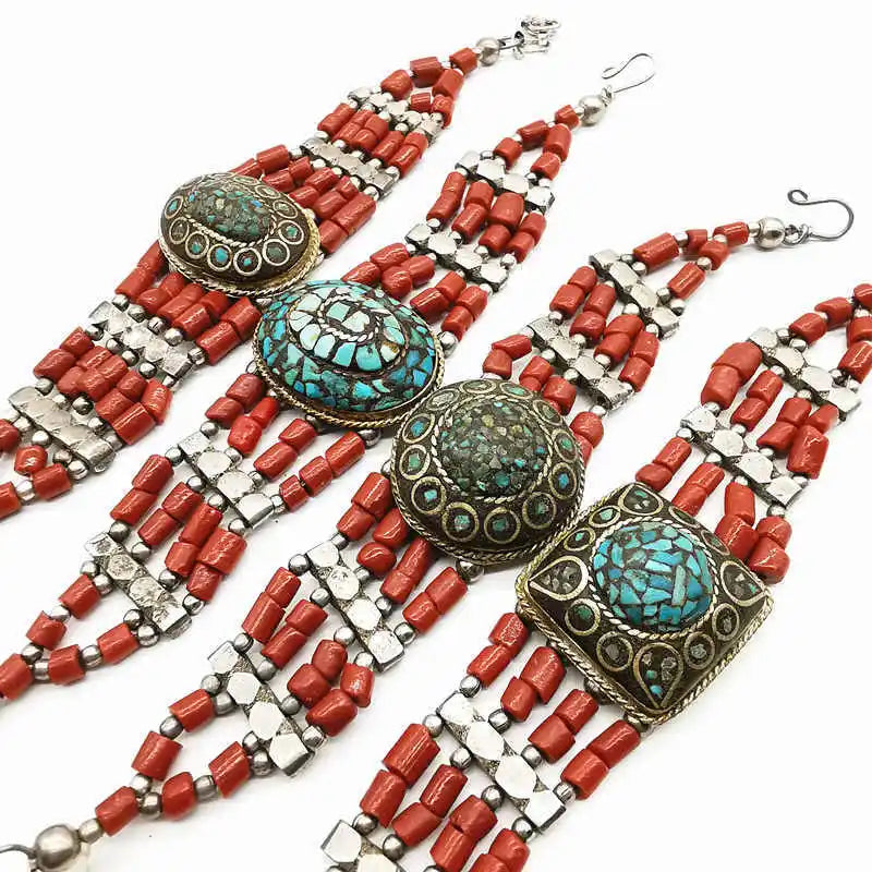 Bracelet- Perles rouges en verre avec pendentif en laiton - e-thnic