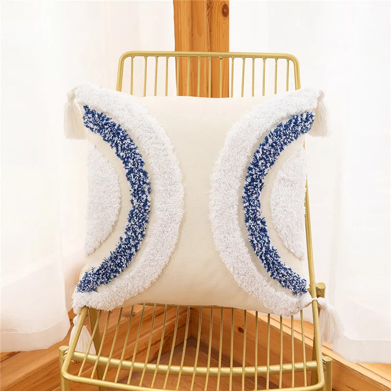 Housse de coussin avec broderie géométrique ornée de pompons - e-thnic