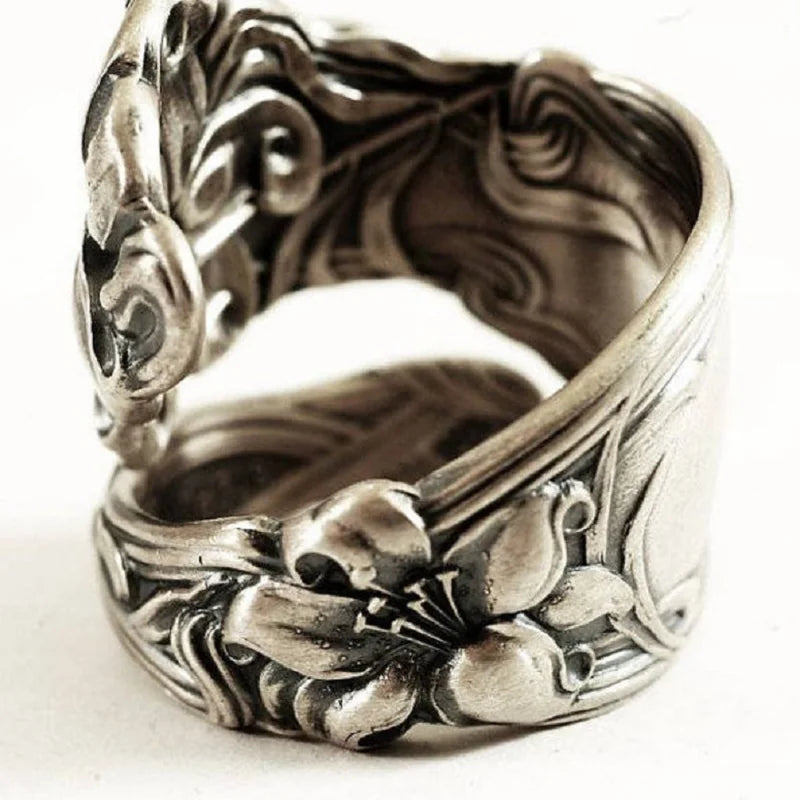 Bague vintage en forme de fleur de lys enroulée - e-thnic