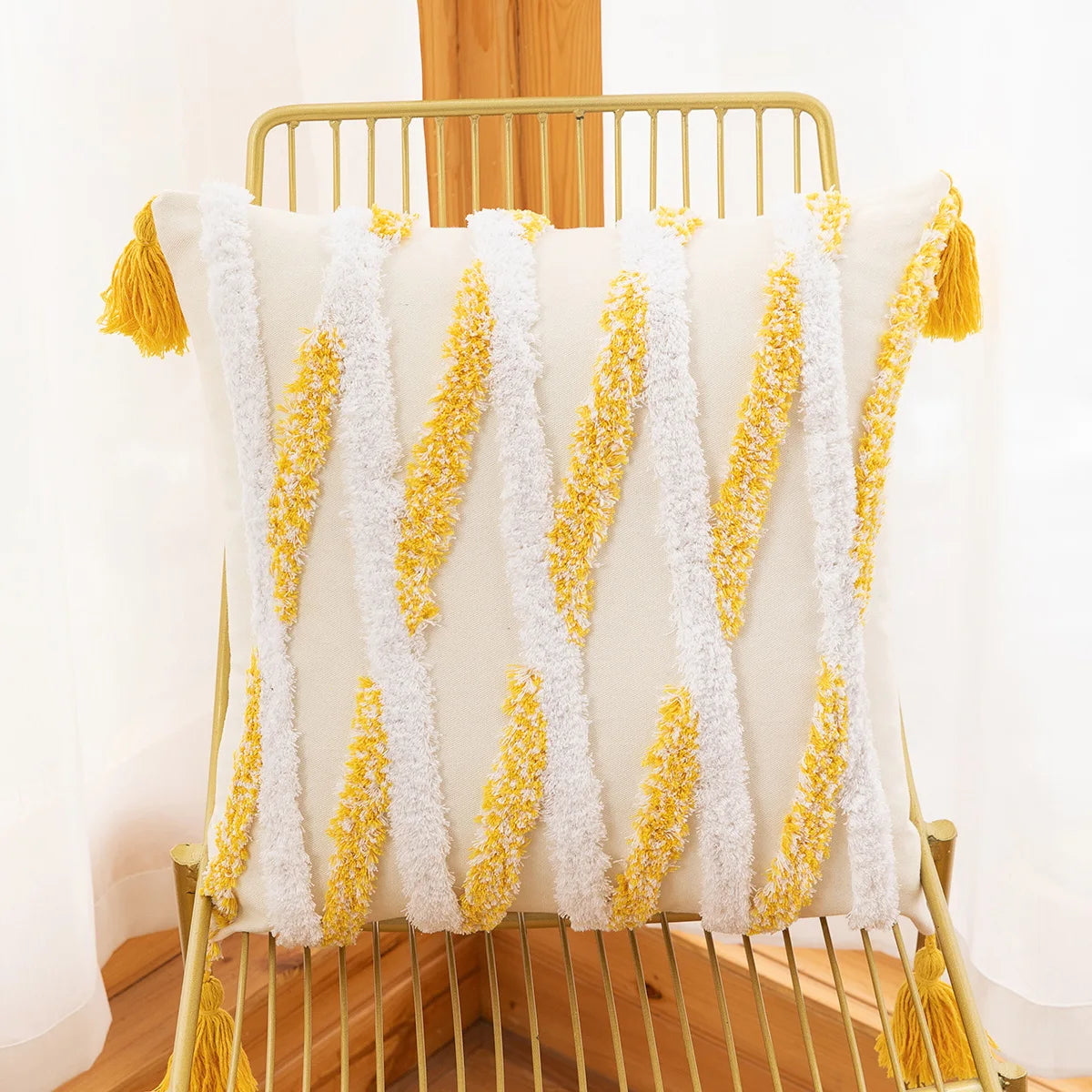 Housse de coussin avec broderie géométrique ornée de pompons - e-thnic