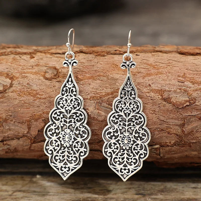 Boucles d'oreilles pendantes ethnique avec motif gravé - e-thnic