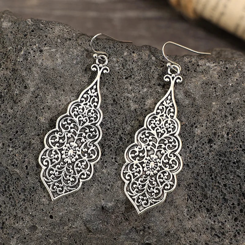 Boucles d'oreilles pendantes ethnique avec motif gravé - e-thnic